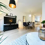 Olympic Family Home, With Own Garden Bliss